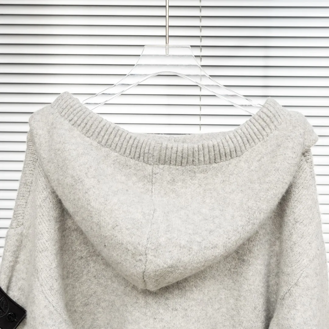 P330 top version (different currencies) Style: Stone Island STONE LSLAND high weight knitted wool V-neck hooded sweater Color: Picture color Size: M-XXXL Fabric: Blended Accessories: Full set of customized accessories No gender distinction, same style for men and women